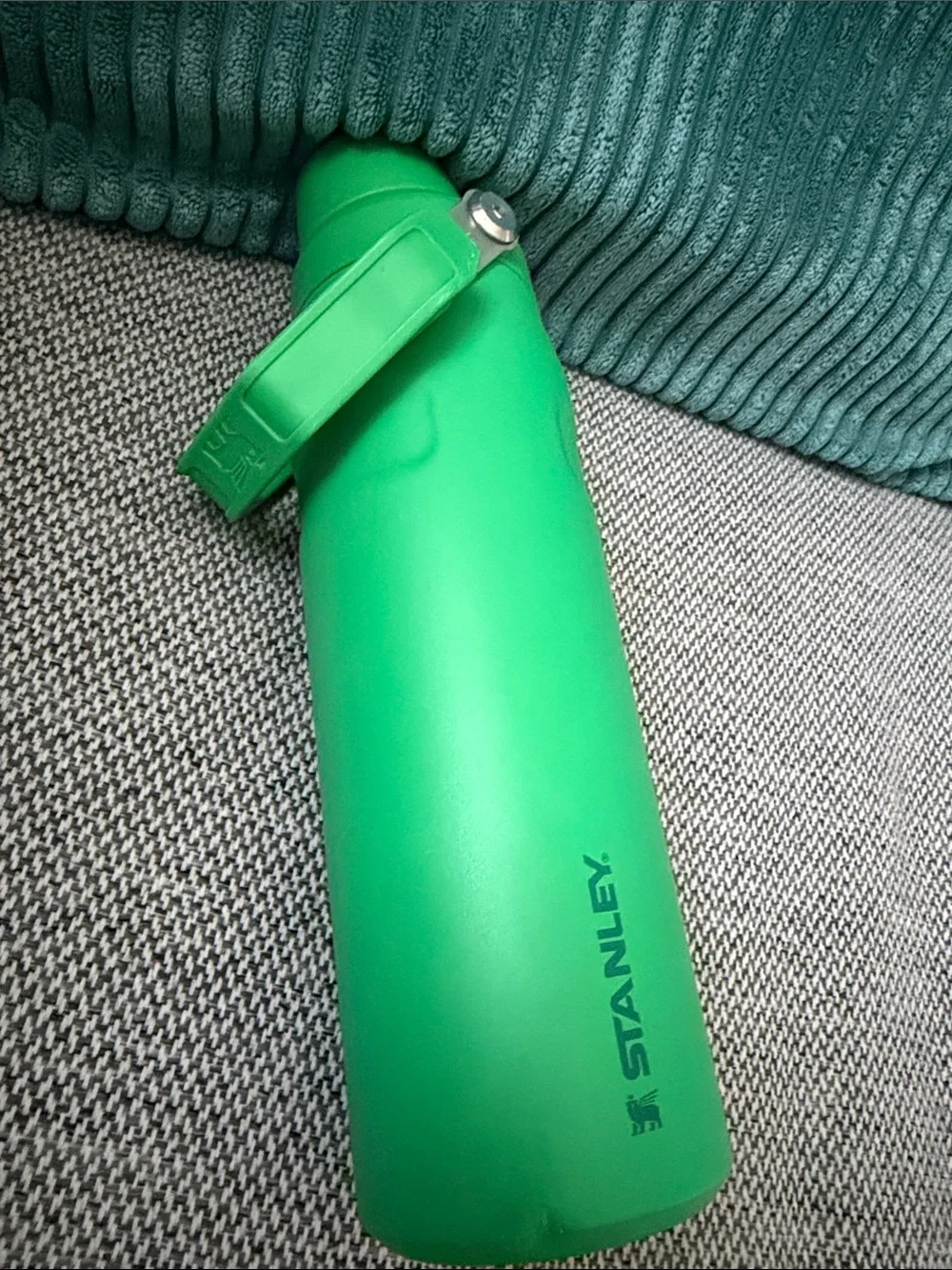Stanley IceFlow Fast Flow 24 oz stainless steel water bottle - Meadow Green